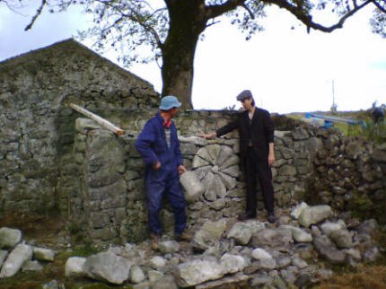 Jens and real stonemason Jimmy at the wall the alien builds